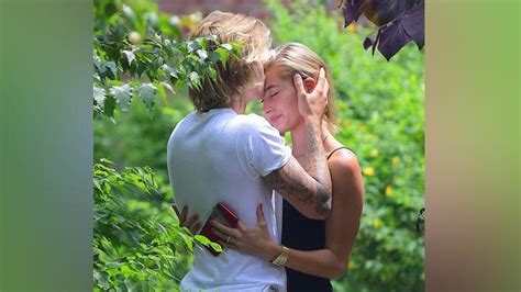 Hailey baldwin tertangkap kamera tengah berjalan sambil memakai cincin. Hailey Baldwin - Justin Bieber Digosipkan Sudah Menikah Diam-diam - Seleb Tempo.co