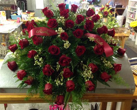 The blanket of flowers that covers the top of the casket, these arrangements are primarily sent by the spouse or immediate family. Una rosa para otra rosa | Casket flowers, Funeral flower ...