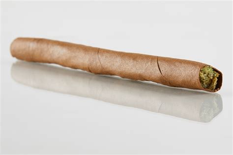 How to roll a blunt | Weedmaps
