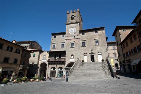 Cortona is a small but fascinating city in the province of arezzo, tuscany, central italy, situated on a commanding hill, and overlooking lake trasimeno.its cyclopean walls reveal its etruscan origins. Guided tour of Cortona - City Tour of the Etruscans' Lands ...