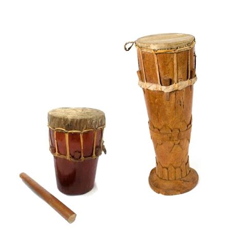 Tifa biasanya digunakan oleh masyarakat untuk mengiringi upacara adat, pengiring tarian tradisional, atau pengiring lagu. 15 Alat Musik Maluku Lengkap dengan Gambar - Haipedia.com