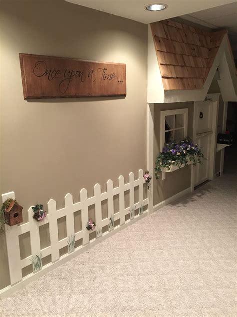 Little Picket Fence Made From A Pallet Pallet Playhouse Diy Indoor