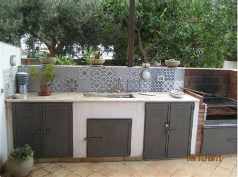 Come per tutte le opere in muratura, anche la costruzione del forno, non può poggiare direttamente sul terreno, ma bisogna preparare una leggera. cucina all'aperto | Cucine da esterno, Patio cucina ...