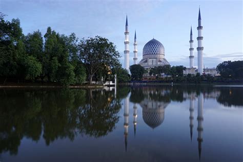 Kelab golf sultan abdul aziz shah 2.1 km. Sultan Salahuddin Abdul Aziz Shah Mosque During Blue Hour ...