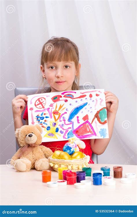 A Menina Tira Pinturas De Uma Imagem Foto De Stock Imagem De Pintura Alegria 53532364