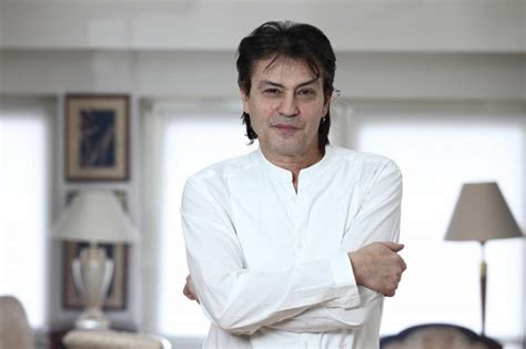 Vladimir vlado kalember (born 26 april 1953) is a croatian pop singer, famous for his recognisable, husky voice. Vlado Kalember u 61. godini otvara rock klub!? - tportal