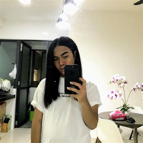 Tak terkecuali hari memotong rambut dan kuku. "Potong sebanyak tu, serius jiwa rasa kosong" - 'Mak' dah ...