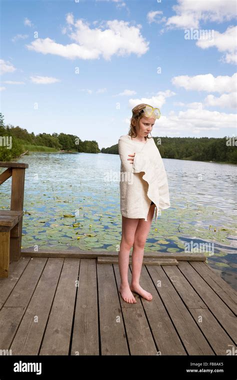 Schweden Stockholm Nacka Sicklasjon See Sickla Mädchen gewickelt im Handtuch stehen