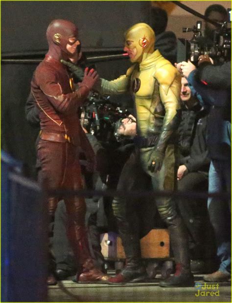 the flash fights reverse flash in these new flash on set pics photo 793790 photo gallery