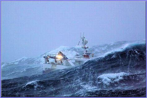 A Fishing Ship Caught In The Middle Of A Storm 10 Pics Sea Storm