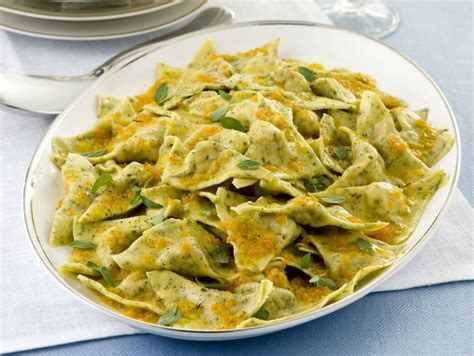 La faraona al forno è un secondo piatto squisitamente prelibato, una vera la ricetta è facile da realizzare ma richiede un po' di pazienza e di accortezza finché la faraona non viene messa nel forno. Ricetta Triangoli verdi di faraona - Donna Moderna