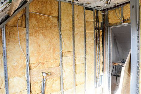 Comment cacher des tuyaux de chauffage ou de plomberie apparents dans une salle de bains ou au plafond ? Offre Comment isoler un mur intérieur contre le bruit éligibilité - JOOPY ISOLATION