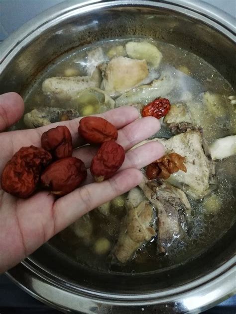 Banyak orang mengonsumsi kurma untuk camilan saat mereka merasa lesu dan langsung merasa berenergi. Kurma Merah Lagi Power Campurkan Bersama Herba Cina Yang Lainnya Untuk Buat Sup Ayam. Bukan Je ...
