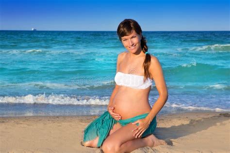 Piękny Kobieta W Ciąży Na Kolanach Przy Błękit Plażą Obraz Stock Obraz Złożonej Z Oczekiwanie