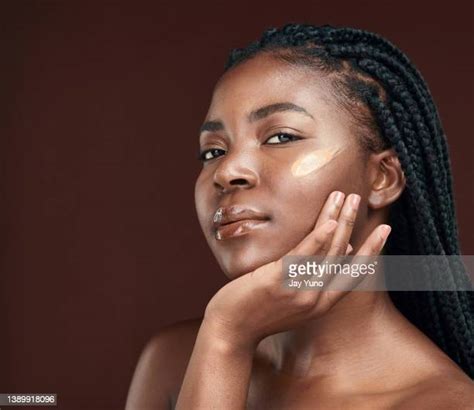Black Woman Applying Foundation Photos And Premium High Res Pictures