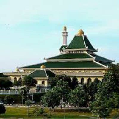 Termasuk di dalam negeri beruang merah ini adalah sejumlah wilayah dengan penduduk dominan muslim yang. Masjid Terbesar Di Malaysia Untuk Setiap Negeri