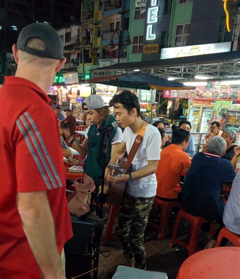 Jalan alor is affectionately referred to as food street and is home to an array of local eateries & specialty food stalls. Jalan Alor, for those in love with food! | FamilyFoodTravels