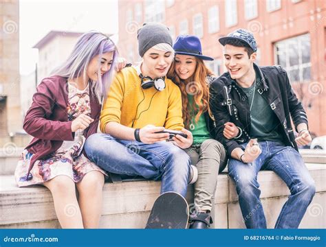 Jugendliche Die Sich Draußen Treffen Stockfoto Bild Von Freundschaft