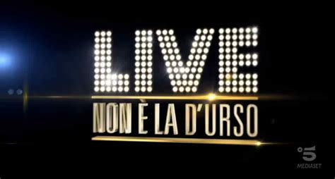 A riportare il retroscena è stato dagospia, che assicura che il programma serale di si starebbe studiando una soluzione per evitare di far passare la chiusura come una sonora bocciatura per carmelita, come la chiamano i suoi fan». Live non è la D'urso: arriva in studio "Simone Coppi"