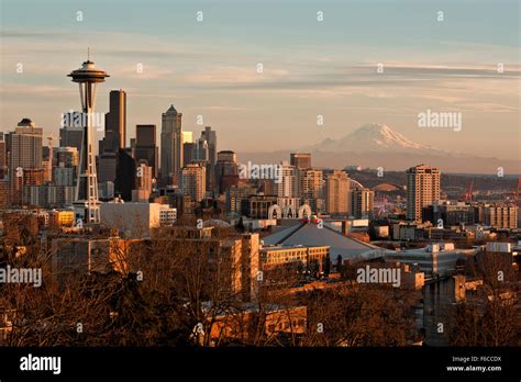 Seattle Skyline Mount Rainier Downtown Hi Res Stock Photography And