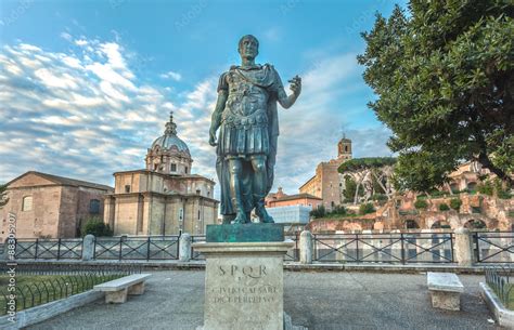 Bronze Statue Of Roman Emperor Julius Caesar On The Roman Forum Foto De