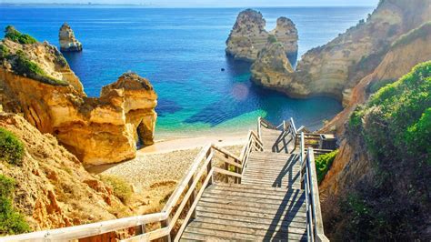 Portugal is a party to the schengen agreement and part of the european union. L'Algarve, le sud du Portugal