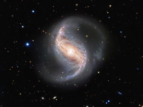 Una galaxia espiral barrada es aquella con una banda central de estrellas brillantes que abarca de un lado a otro de la galaxia. Galaxia Espiral Barrada 2608 - Pero hay muchos más tipos ...