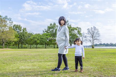 妊娠したお腹の大きなお母さんと公園で遊ぶ幼い女の子 家族 親子 愛 幸せイメージ 写真素材 5801359 フォトライブラリー Photolibrary