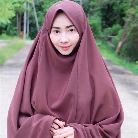 Style hijab casual dan sepatu high heels bisa melengkapi gayamu. Gambar mungkin berisi: 1 orang | Hijab fashion, Beautiful hijab, Shawl