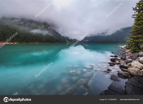 Lake Louise Cabin — Stock Photo © Focqus 313264500