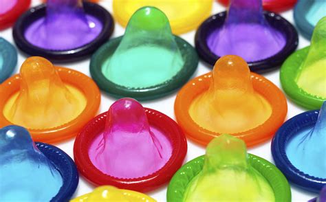 Das kondom ist ferner das einzige verhütungsmittel, das mit einer großen vielfalt von formen, farben und aromen aufwartet, die es zugleich zu einem sexspielzeug machen, mit dem sich das liebesleben. Renk değiştiren kondom mucize yaratıyor