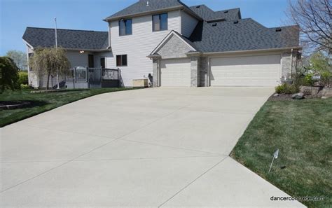 To properly paint a concrete driveway, you must first ensure that it is. much concrete driveway melbourne | Sol beton, Extérieur ...