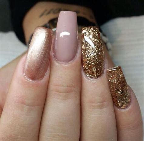 Uña estileto, una de las ultimas tendencias. 10 Maneras de pintar tus uñas con esmalte Rose Gold