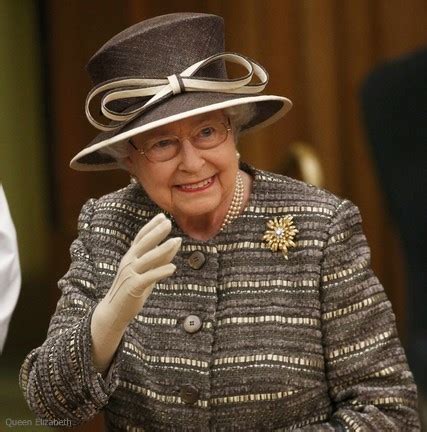 Contact ふたりの女王 メアリーとエリザベス on messenger. 英国王室：エリザベス女王のファッションスタイル - 世界の王室