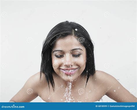 mujer que se lava la cara imagen de archivo imagen de balneario 6818599
