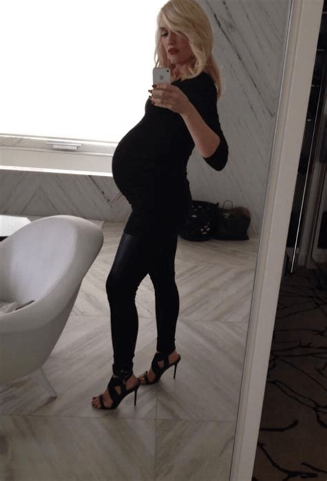 No Doubt Shes Pregnant Gwen Stefani Shows Off Huge Baby Bump In