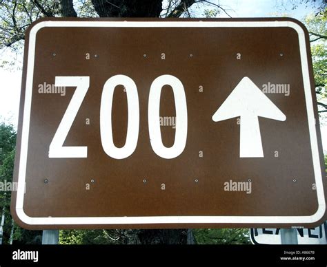 Zoo road sign Stock Photo: 550523 - Alamy