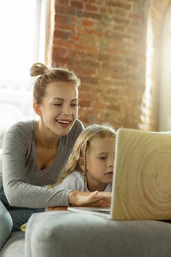 Profesora Y Niña O Mamá E Hija Concepto De Educación En Casa Foto De