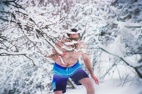 Hombre Salvaje Desnudo En Los Vidrios Que Ocultan El Bosque Nevoso Del