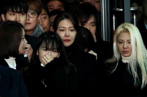 Fans And Fellow Artists Say Farewell To Jonghyun At Funeral