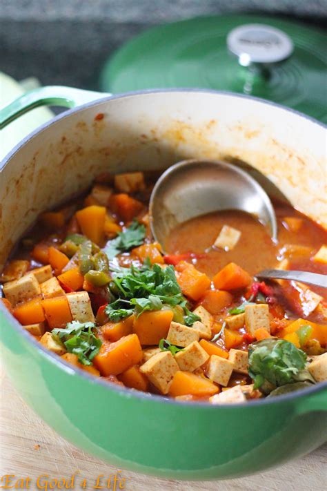 It's naturally vegan, incredibly filling and packed with flavor from the curry and the coconut milk. Thai Curry pumpkin Soup