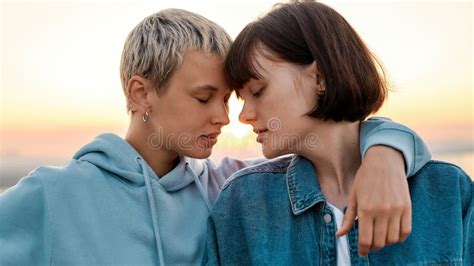 Les Couples Lesbiens Sensuels Capables Embrasser Ont Isol Sur Le Gris