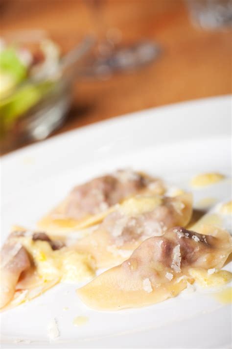 Specializzati in pasta fresca con e senza uova e nella produzione giornaliera di ravioli, agnolotti, gnocchi, tagliatelle, plin e ricette della tradizione italiana. Agnolotti al salmone: la ricetta per preparare gli ...