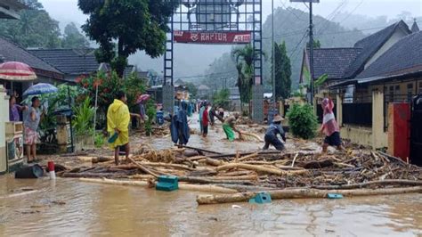 Bantu Korban Banjir Bandang Dan Tanah Longsor Pnm Malang Berikan