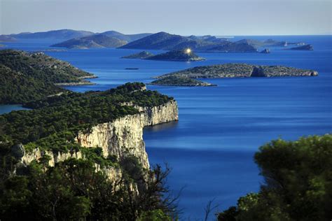 Nacionalni park kornati sačinjava 89 otoka, otočića i grebena poznatih po visokim stijenama. Nacionalni park Kornati - Hotel Pinija