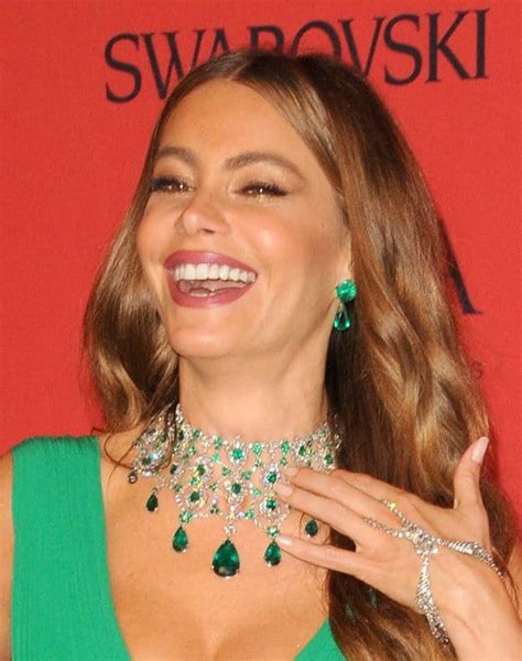 Sofia Vergara Wears A 400 Carat Emerald Necklace At The Cfda