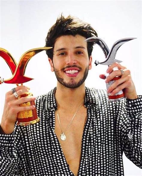 He began as a latin pop artist and has recorded many ballads, but has released several successful reggaeton singles. Sebastián Yatra se lleva dos gaviotas en el Viña del Mar 2019