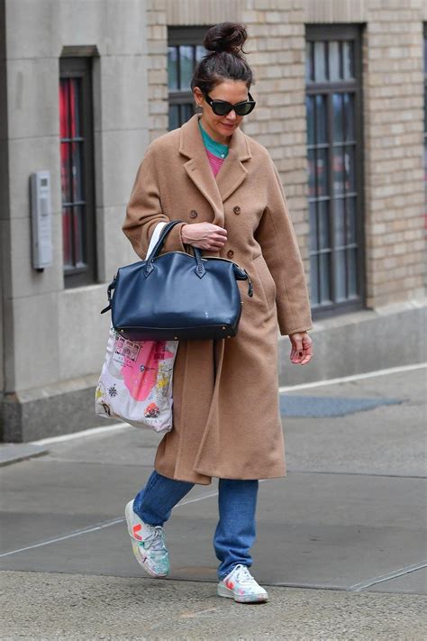 Katie Holmes Finds Her New Favorite It Bag Winter Fashion Coats Katie Holmes Star Fashion