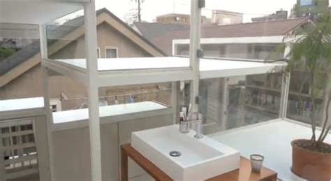 全面ガラス張りで、いろんな意味でみるものの眼を奪う東京にある建築物 House Na 注文住宅、家づくりのことならone Project