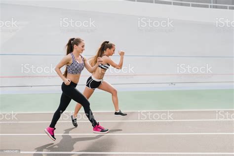 Foto De Corrida E Forma Física Jovens Mulheres Bonitas Em Forma Com